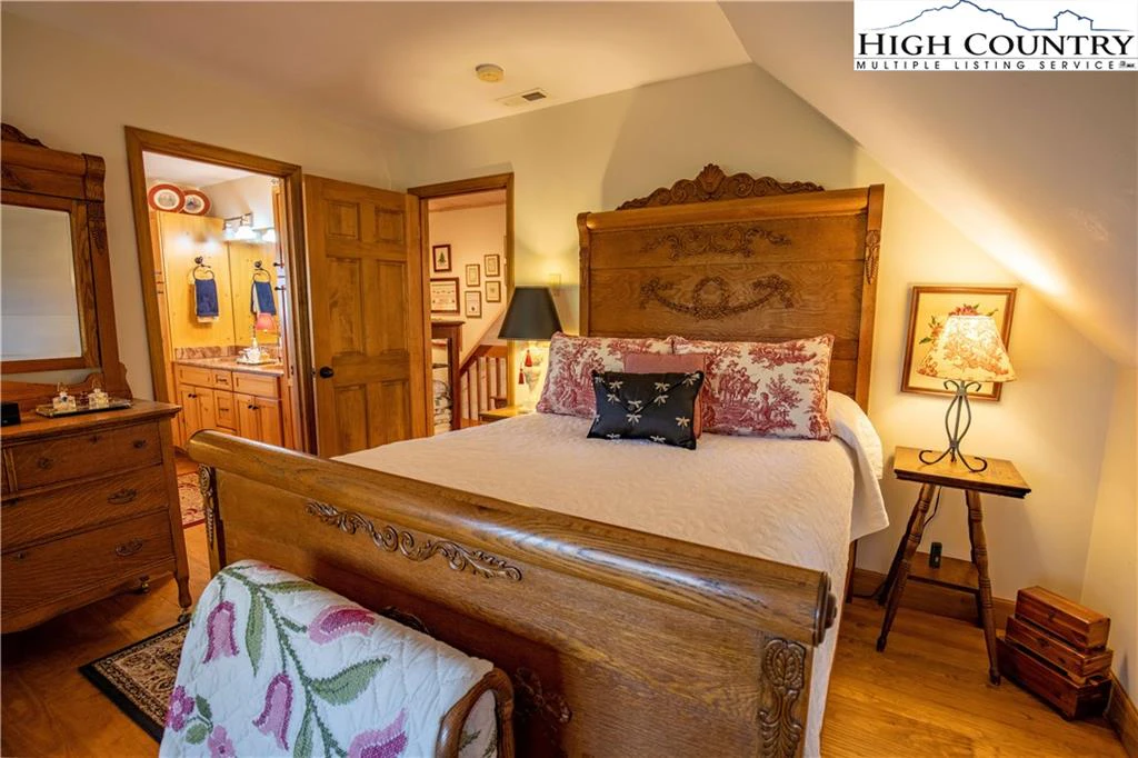 Image number 9 for the current listing
