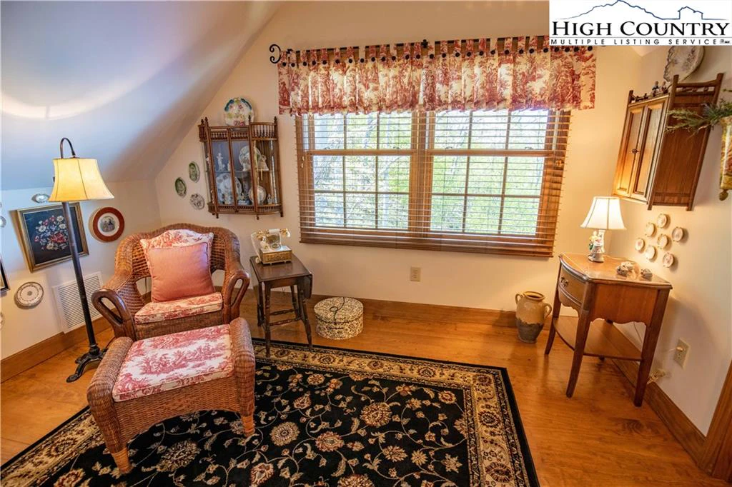Image number 10 for the current listing