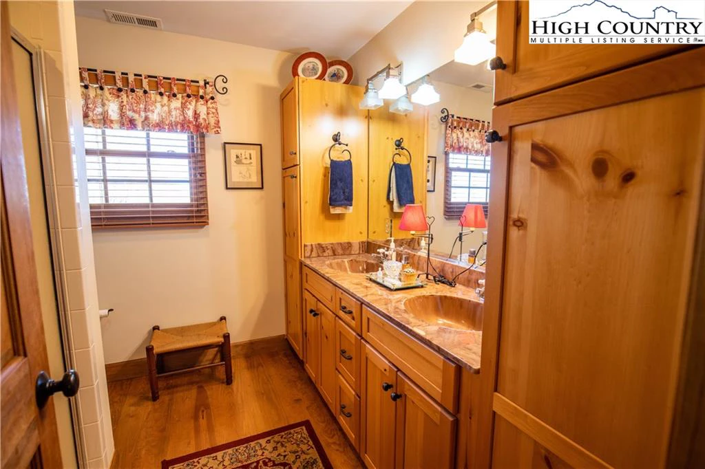 Image number 2 for the current listing