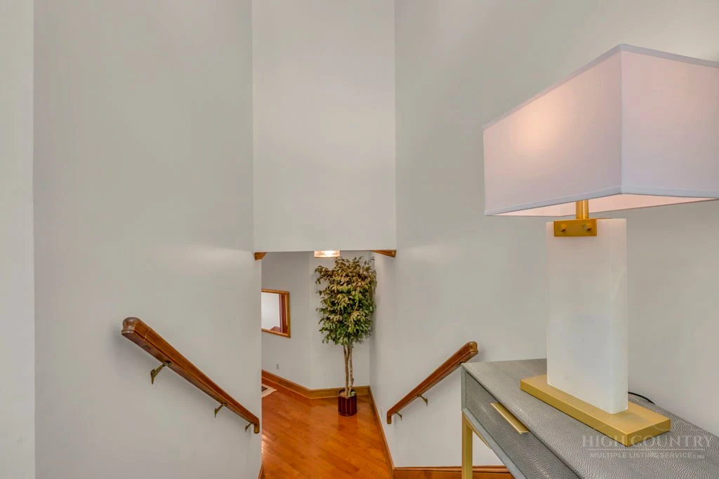 Image number 4 for the current listing