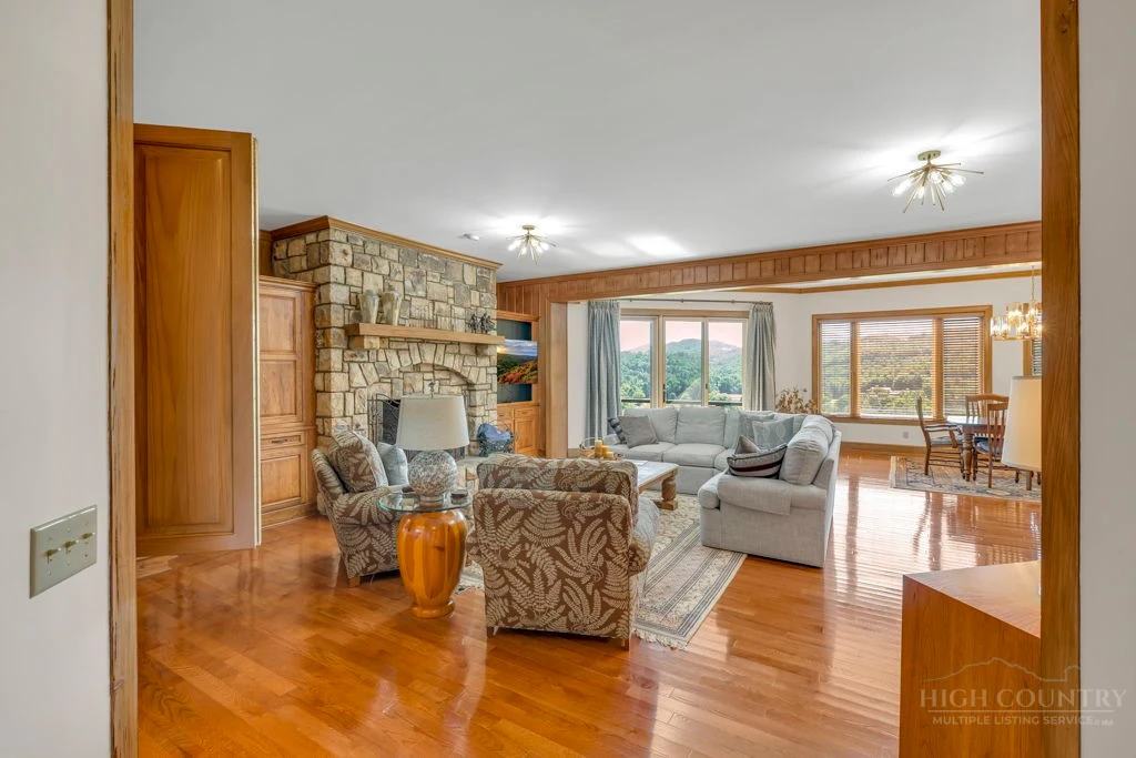 Image number 7 for the current listing
