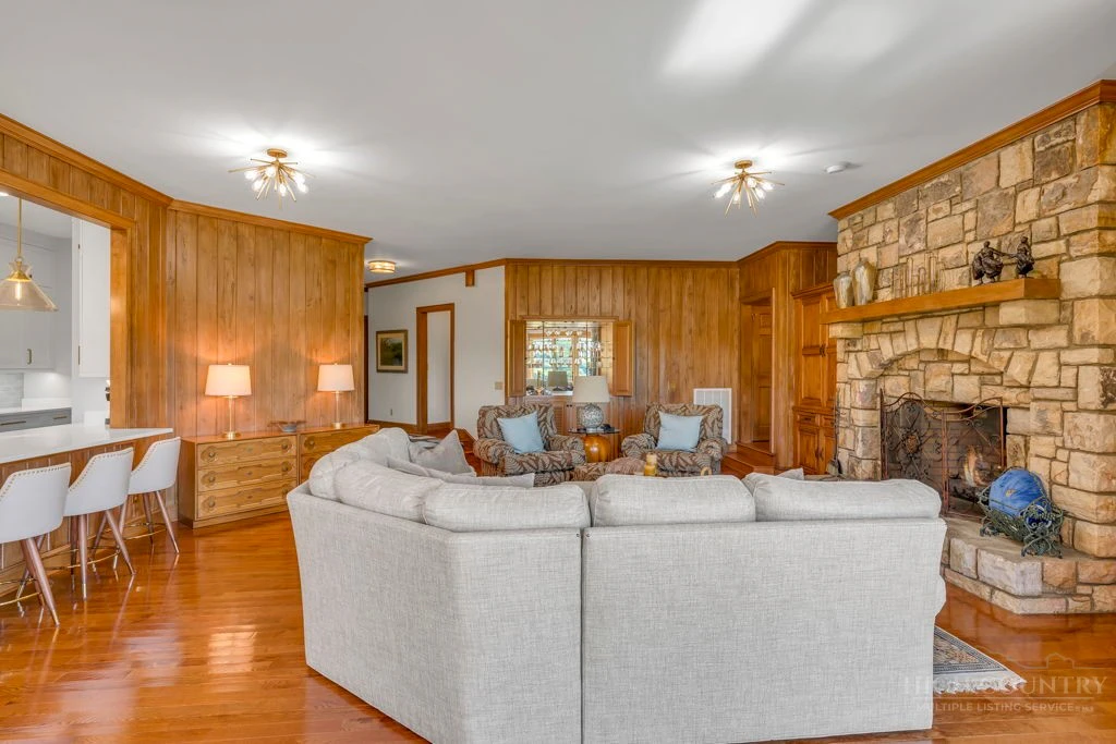 Image number 8 for the current listing