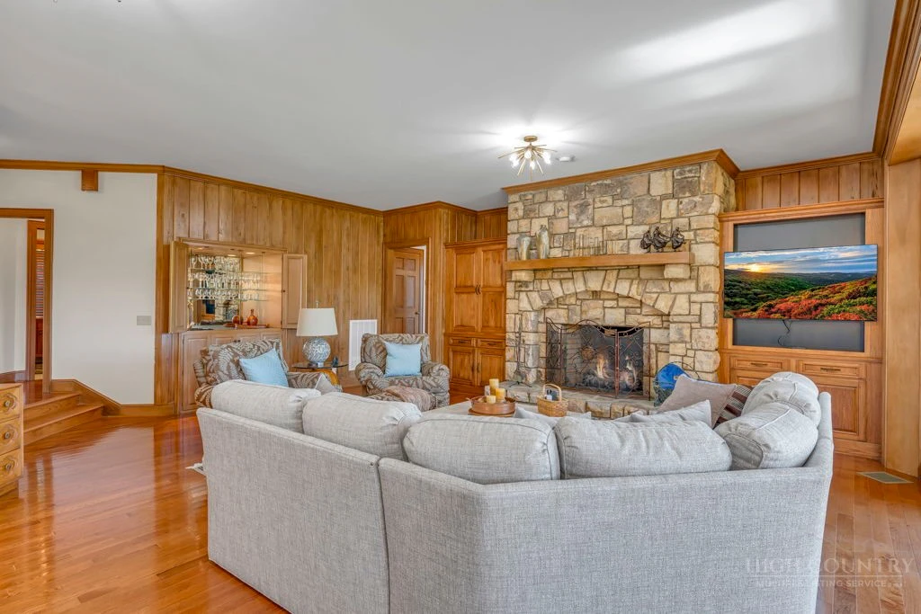 Image number 10 for the current listing