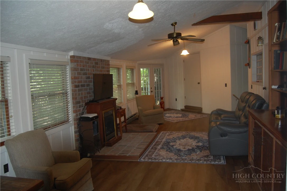 Image number 4 for the current listing