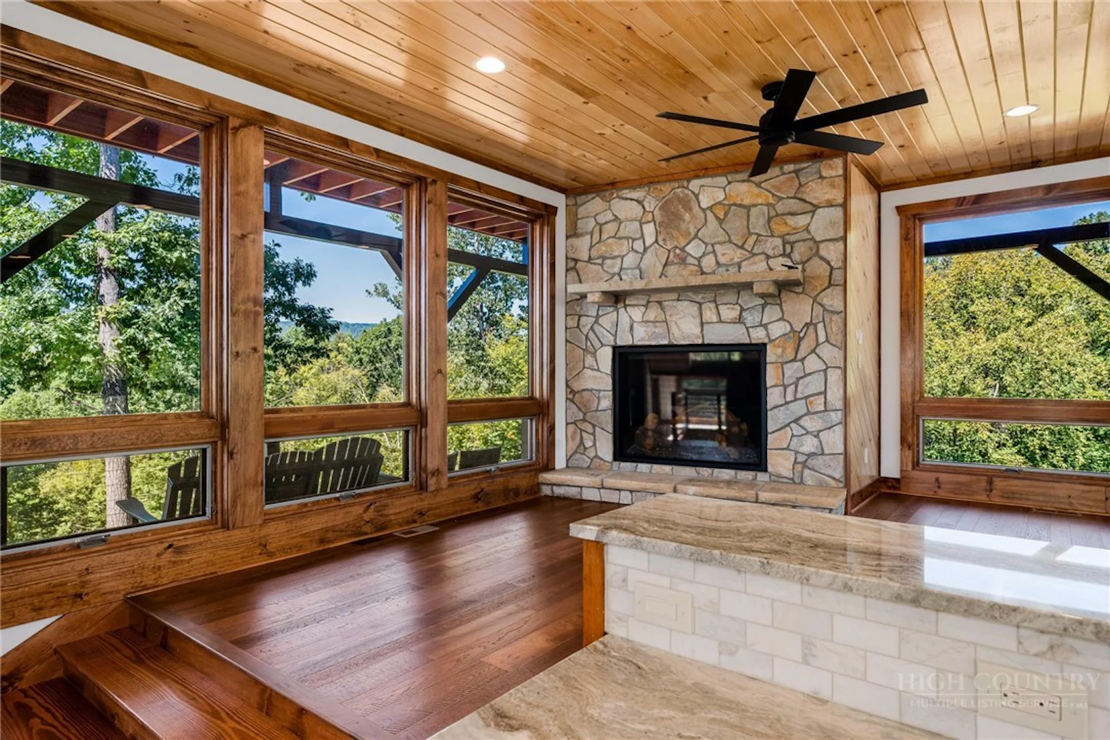 Image number 21 for the current listing