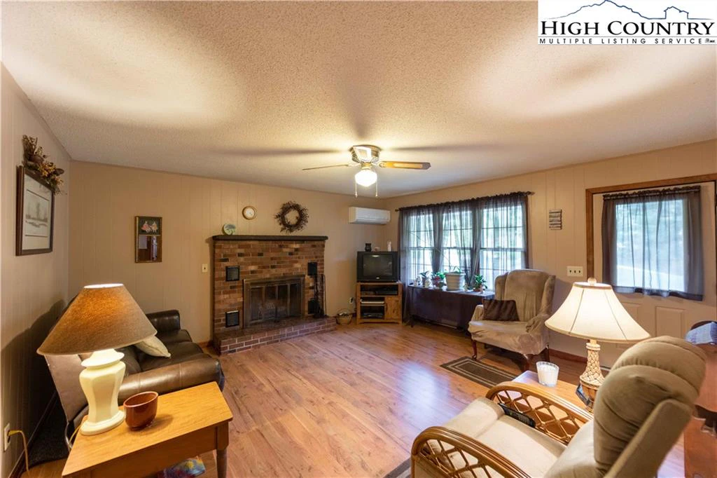 Image number 2 for the current listing