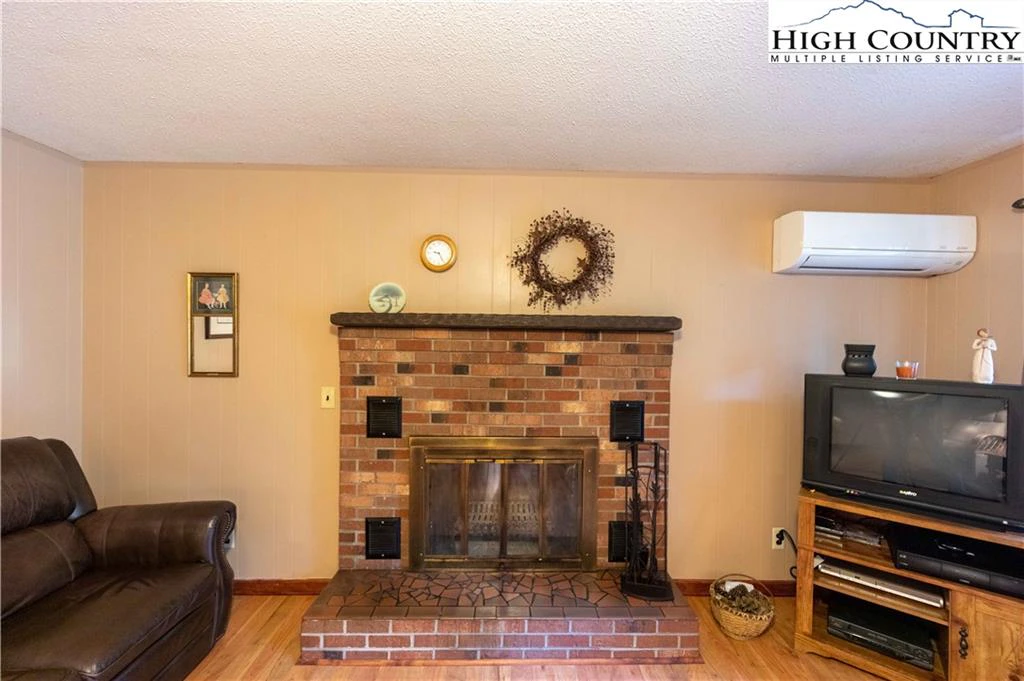 Image number 15 for the current listing