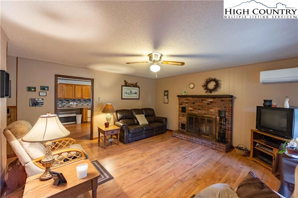 Image number 14 for the current listing