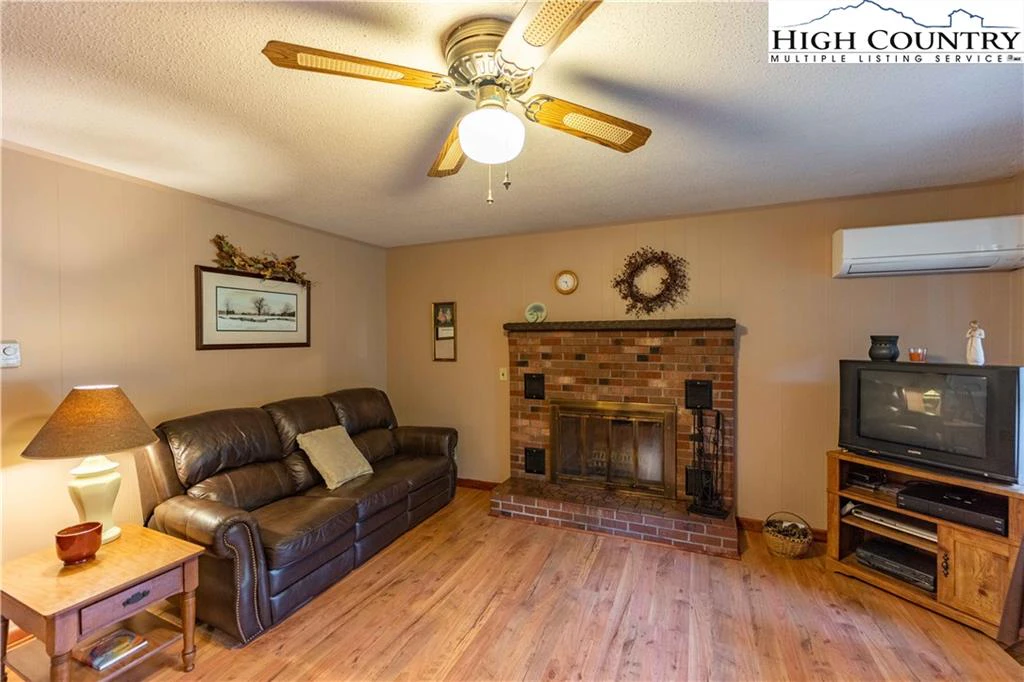 Image number 13 for the current listing