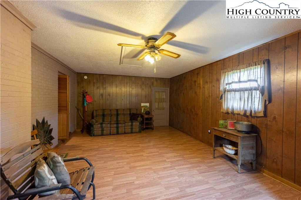 Image number 21 for the current listing