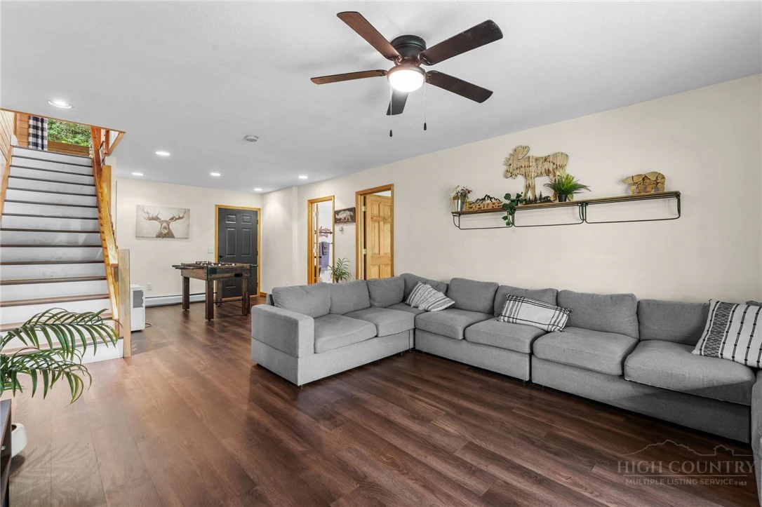 Image number 3 for the current listing