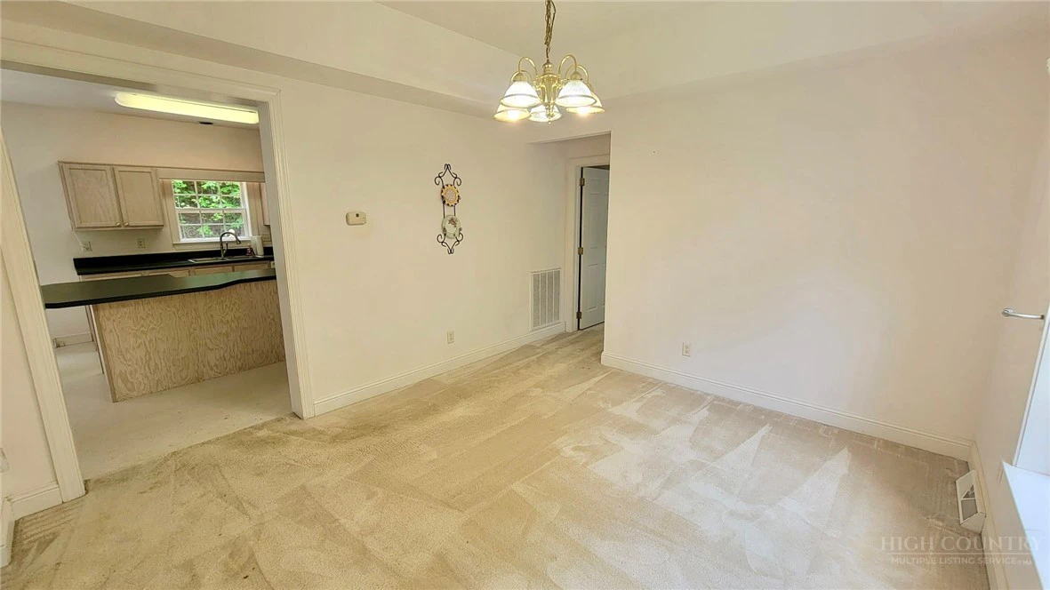 Image number 4 for the current listing