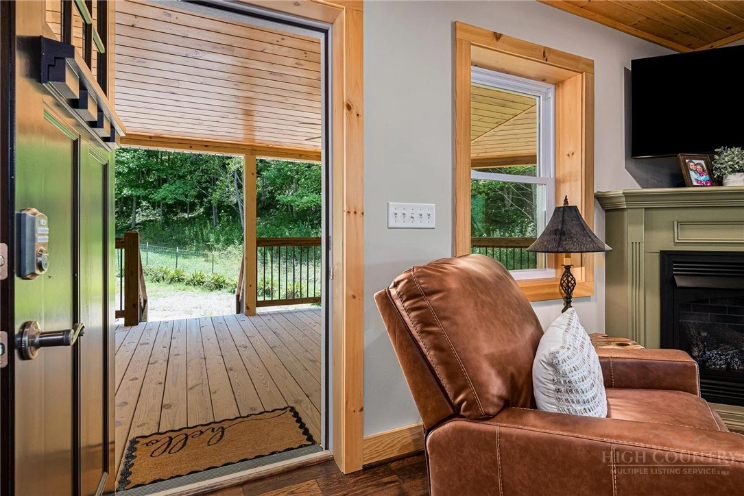 Image number 14 for the current listing