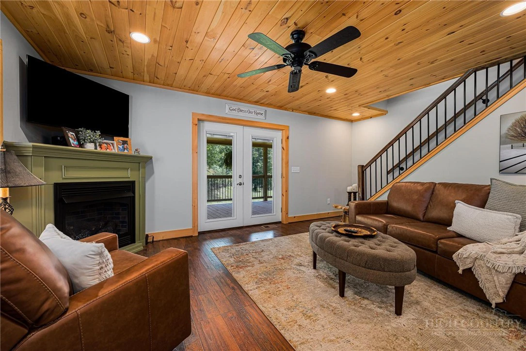 Image number 15 for the current listing