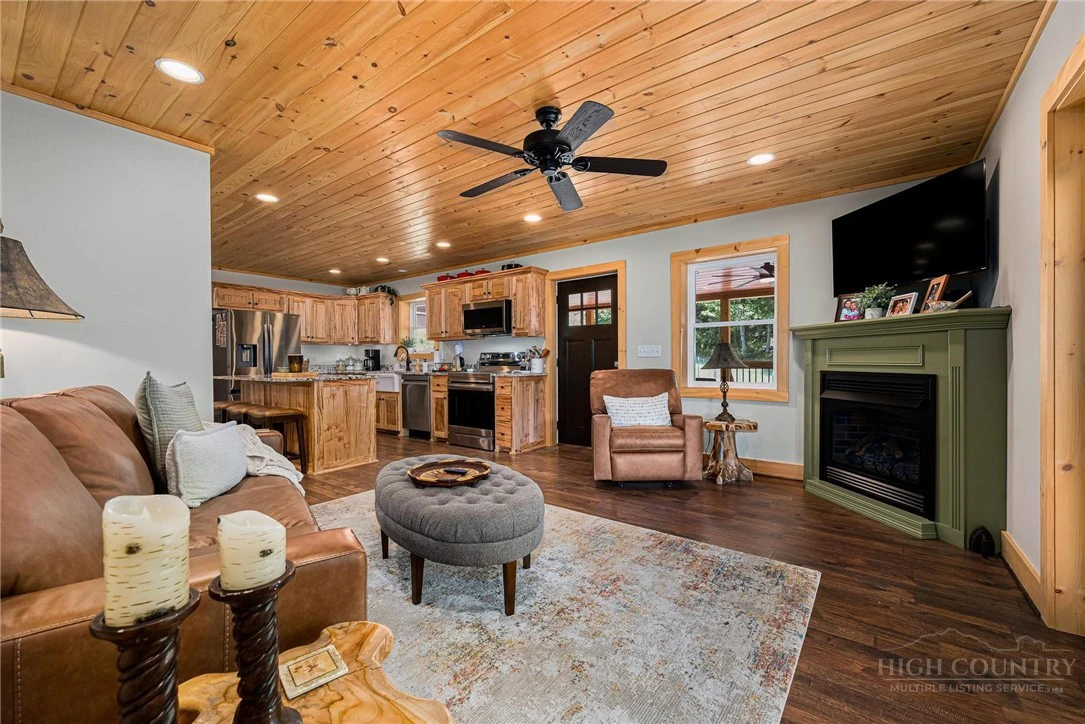 Image number 17 for the current listing