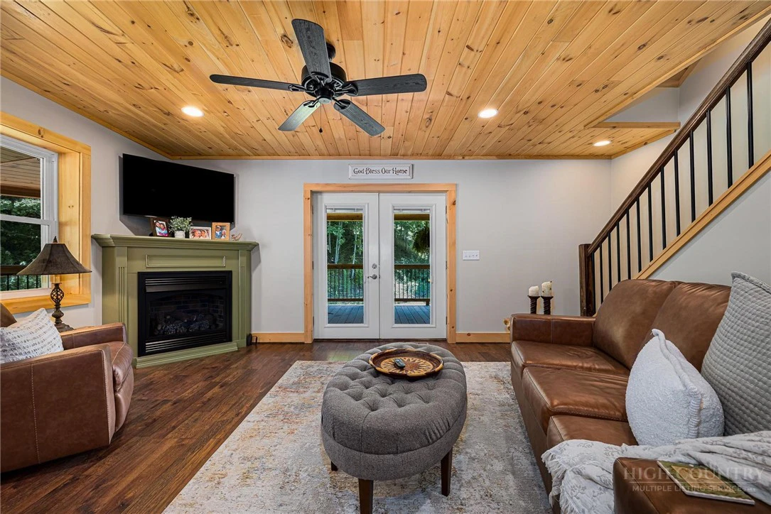 Image number 18 for the current listing