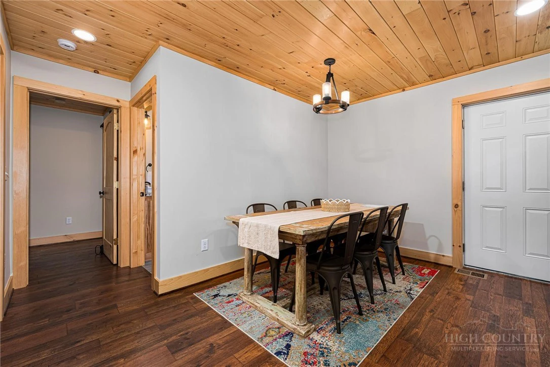 Image number 19 for the current listing