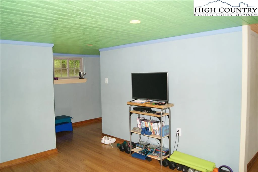 Image number 4 for the current listing