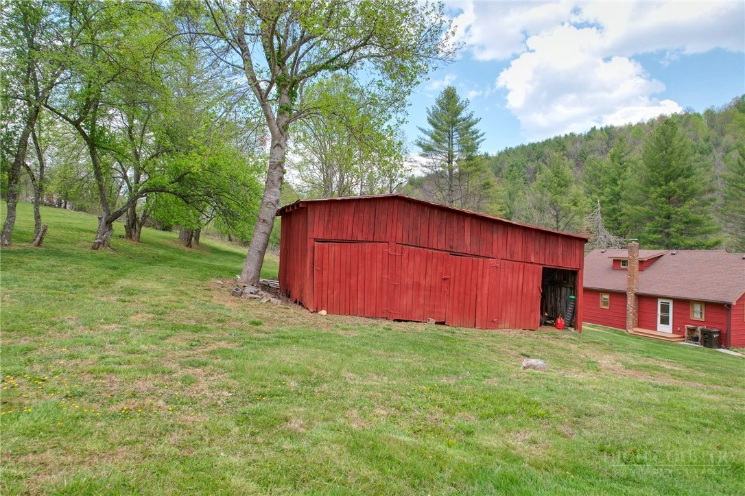 Image number 16 for the current listing