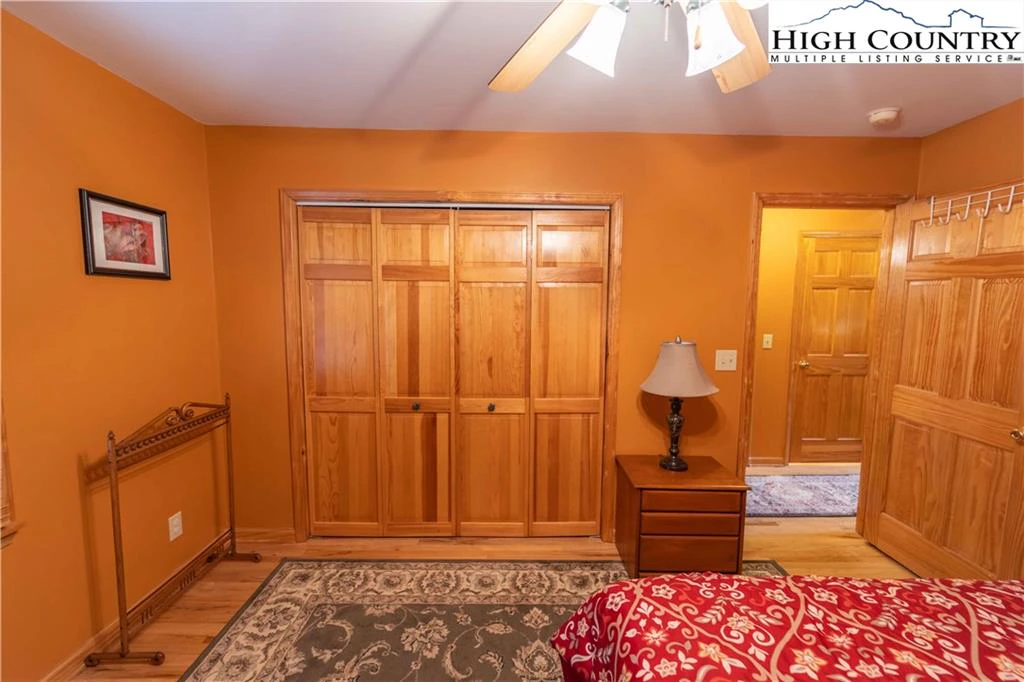 Image number 4 for the current listing