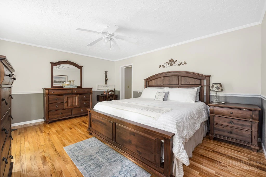 Image number 3 for the current listing