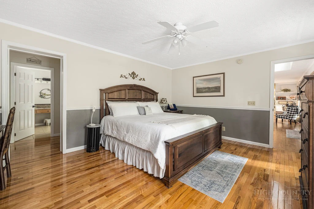 Image number 4 for the current listing