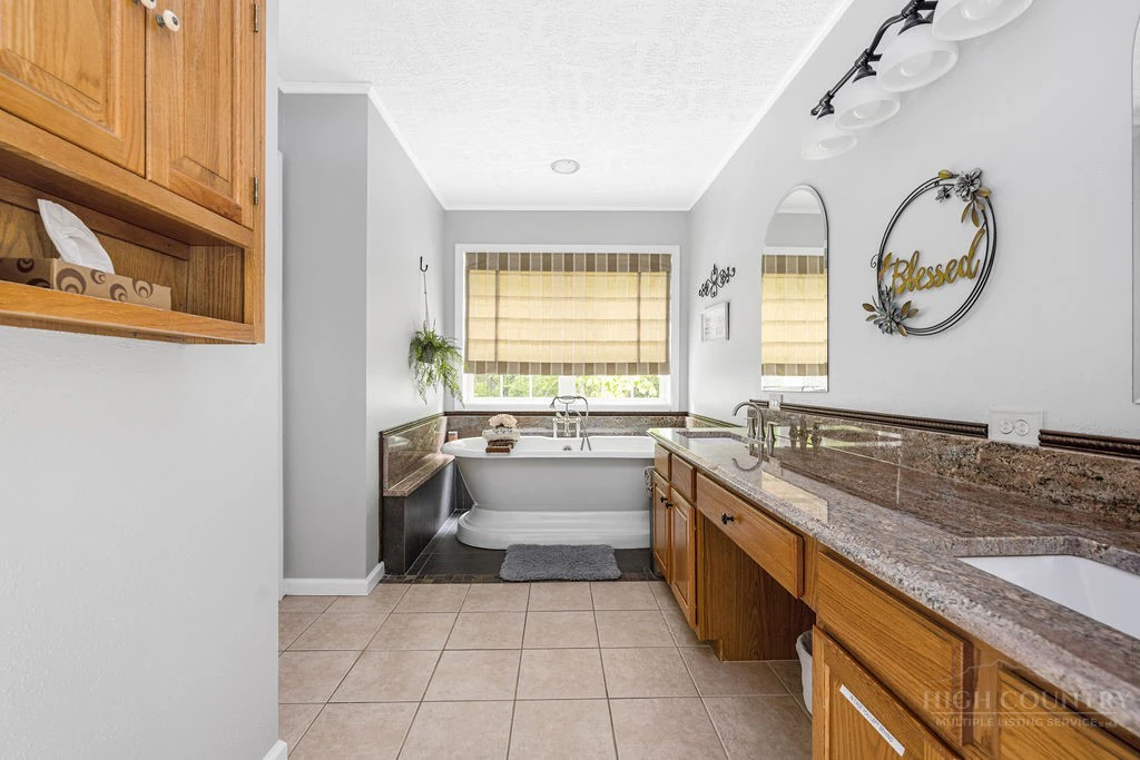 Image number 7 for the current listing