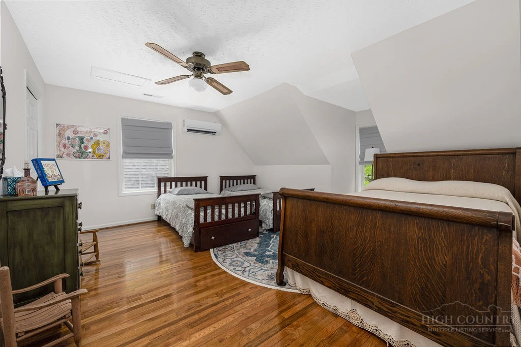 Image number 10 for the current listing