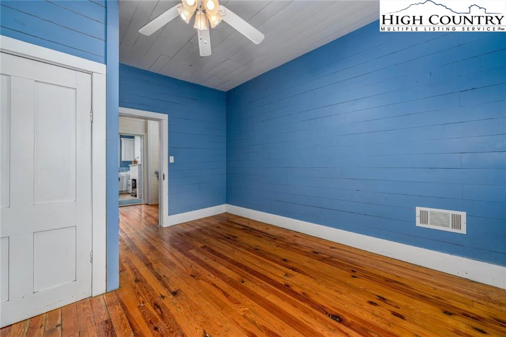 Image number 3 for the current listing