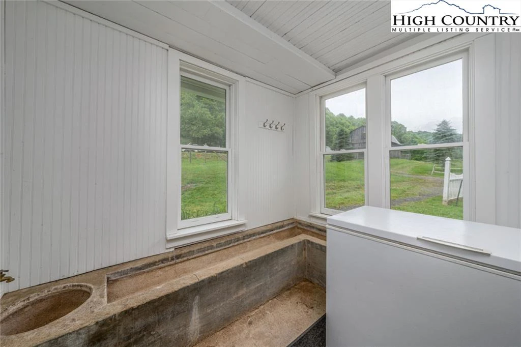 Image number 5 for the current listing