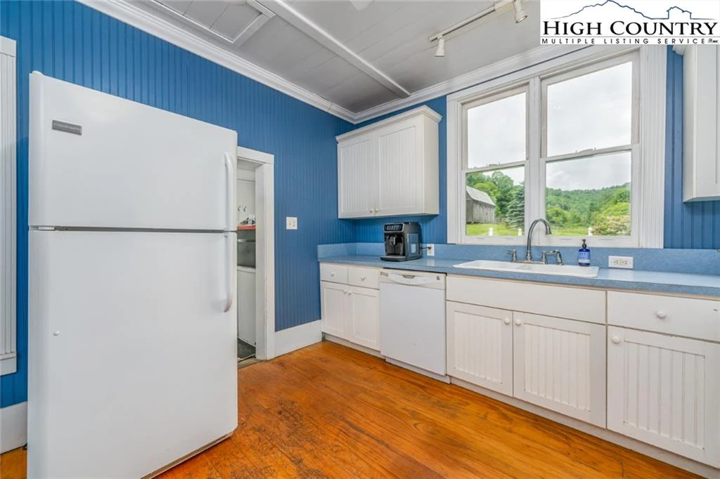 Image number 8 for the current listing