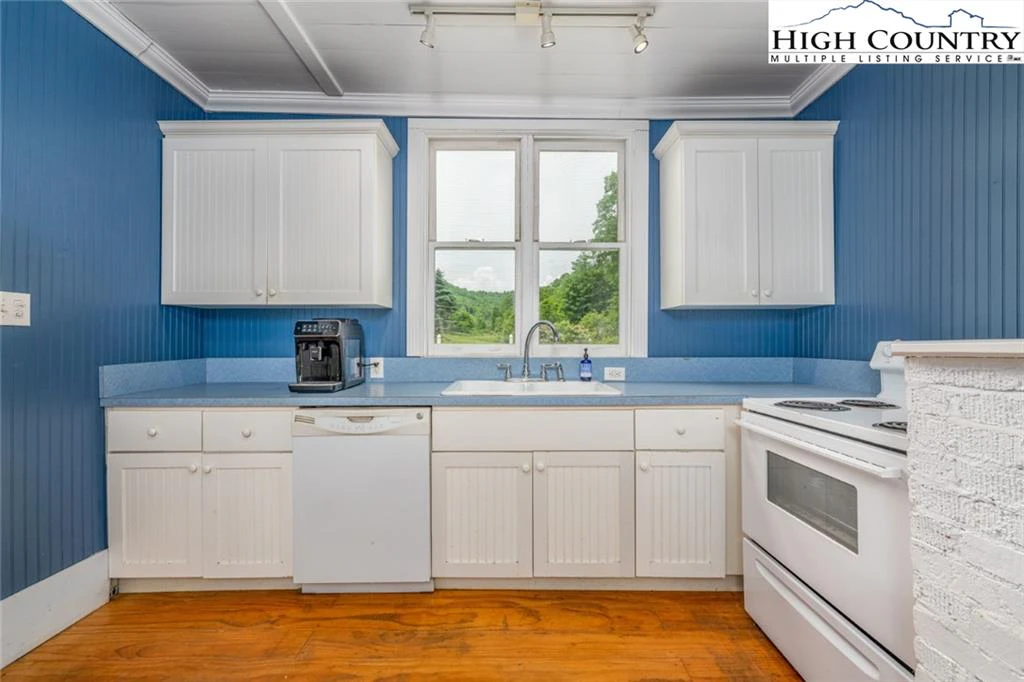 Image number 9 for the current listing
