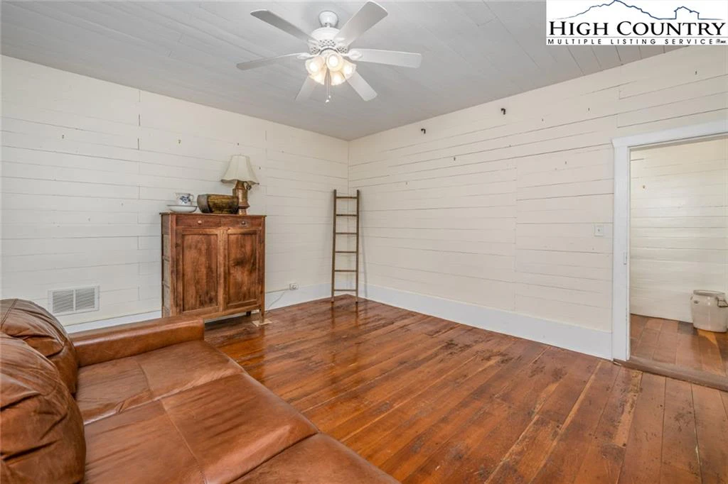 Image number 13 for the current listing