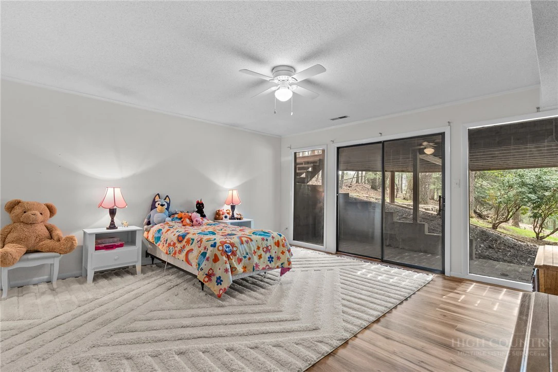 Image number 15 for the current listing