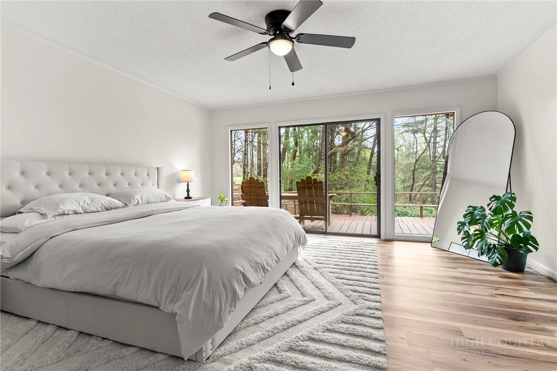 Image number 4 for the current listing