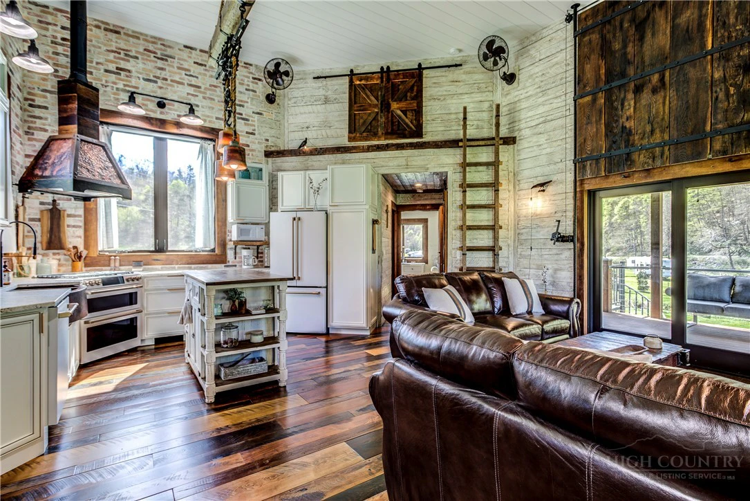 Image number 20 for the current listing