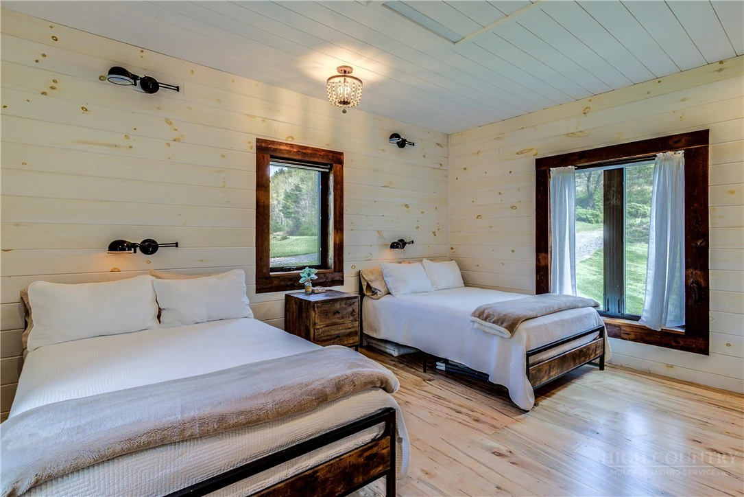 Image number 3 for the current listing