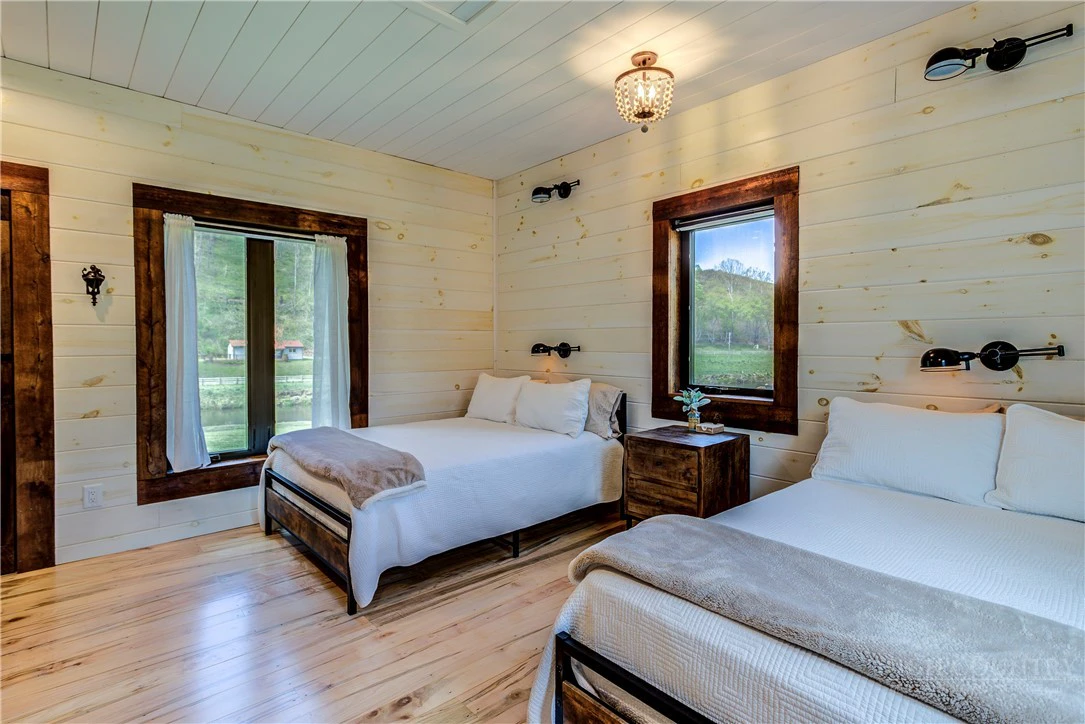 Image number 4 for the current listing