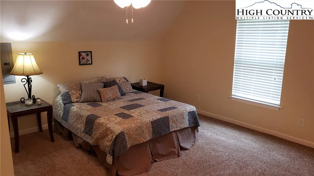 Image number 4 for the current listing