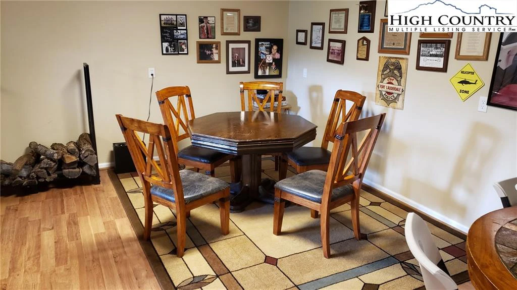Image number 8 for the current listing
