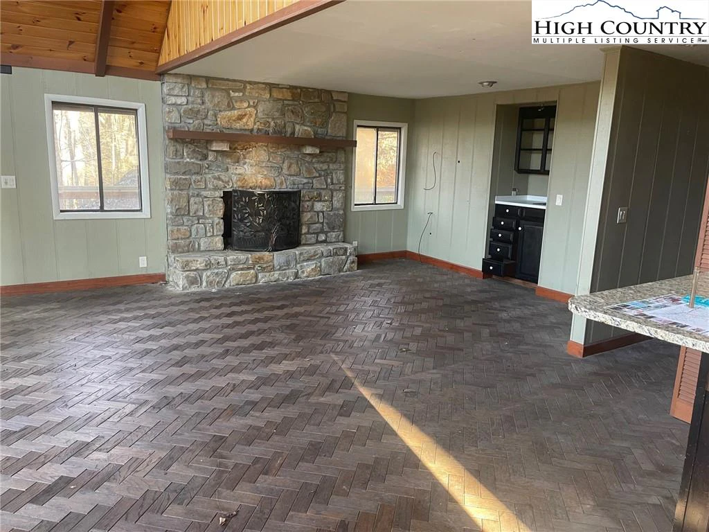 Image number 21 for the current listing