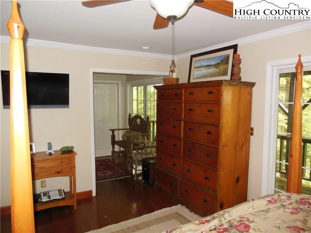 Image number 4 for the current listing
