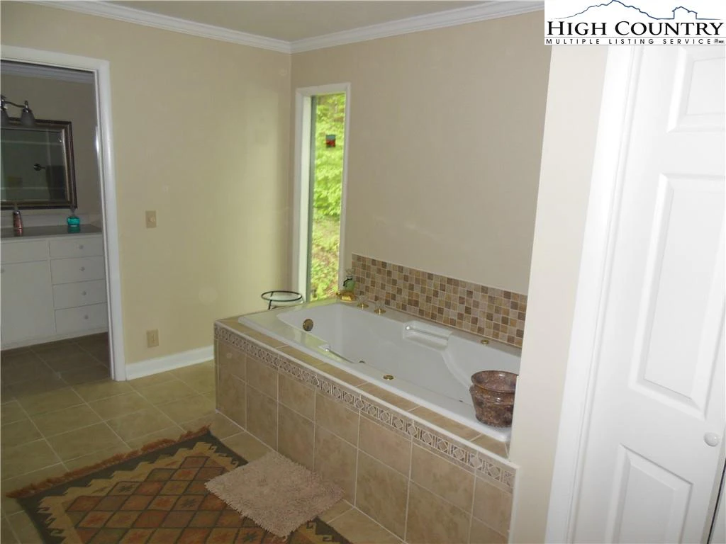 Image number 5 for the current listing
