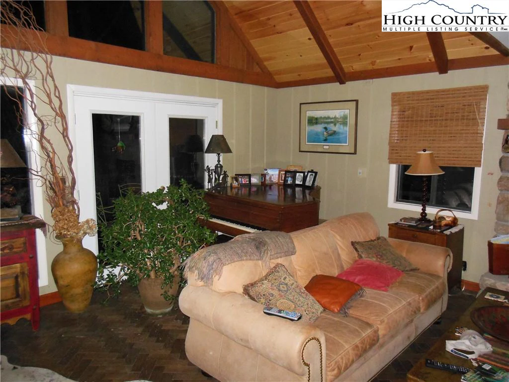 Image number 19 for the current listing
