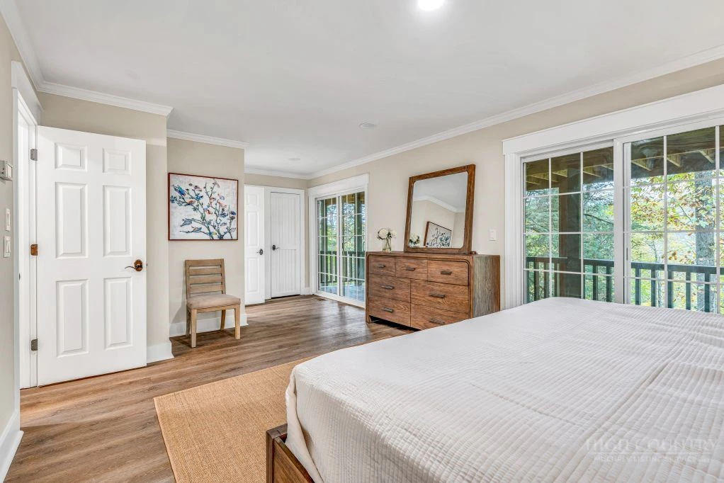 Image number 19 for the current listing