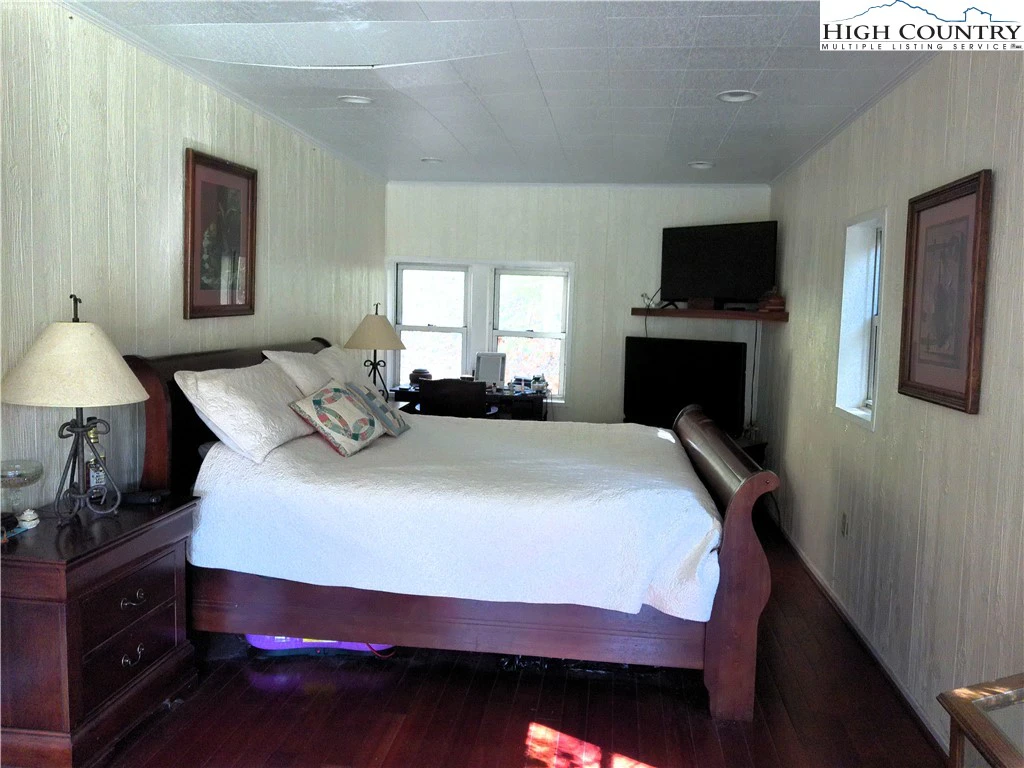 Image number 12 for the current listing