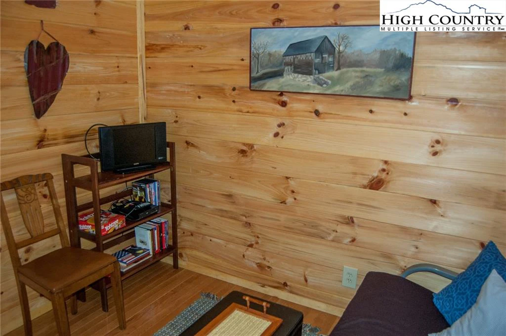 Image number 11 for the current listing
