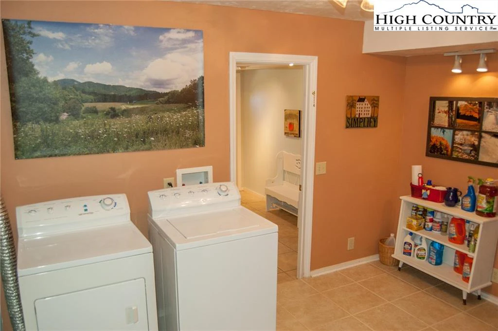 Image number 9 for the current listing