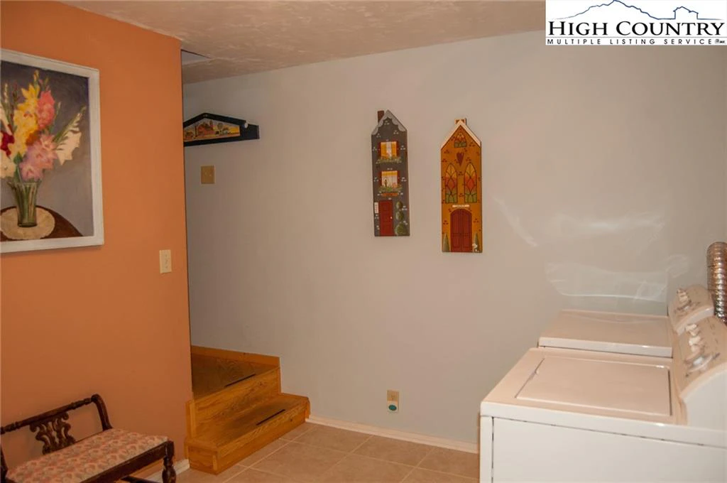Image number 8 for the current listing