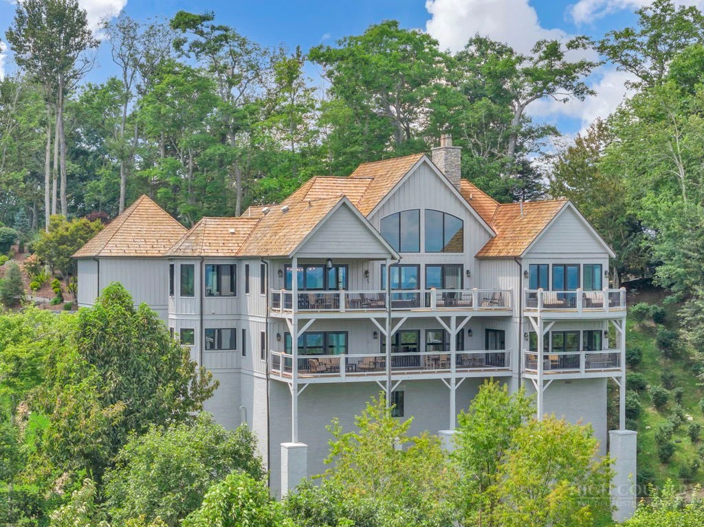 Image number 1 for the current listing